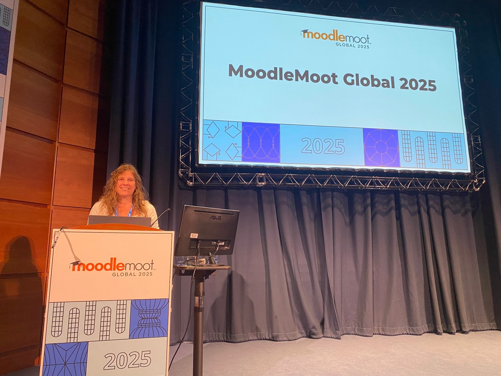 Vanesa Maiorana presentando en MoodleMoot Global 2025